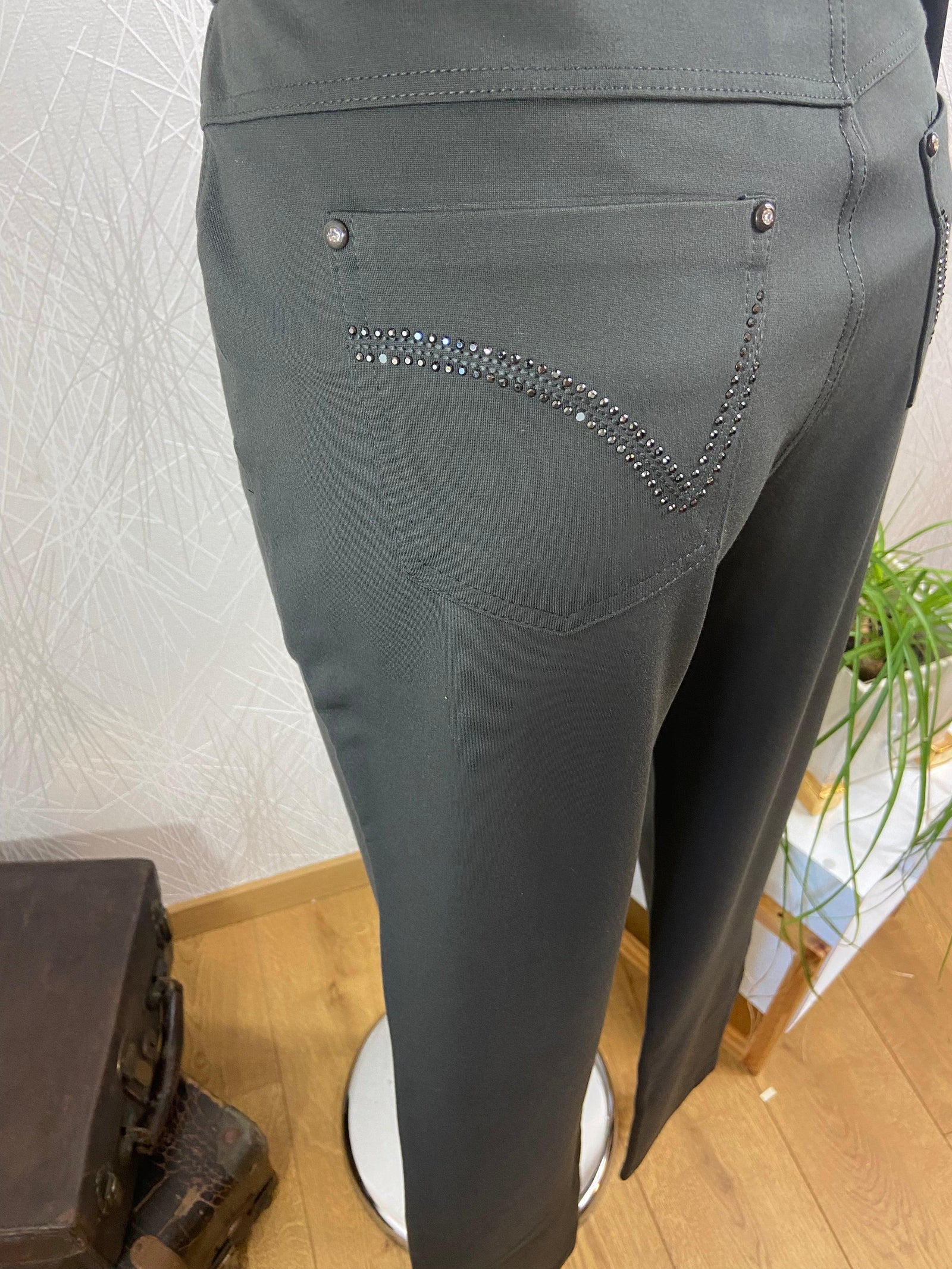 Pantalon kaki tissu confortable coupe droite Venus - Offre-Unique