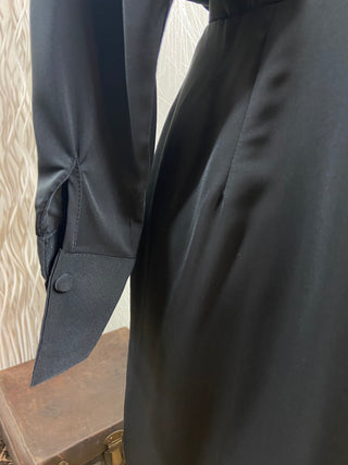 Robe noire cintrée à la taille avec dentelle Unika