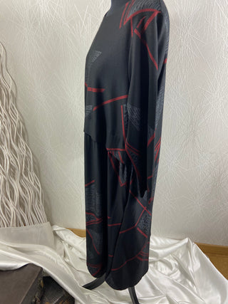 Robe longue noire rouge coupe droite motifs géométriques grande taille Neslay