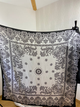 Grand foulard carré en soie Givenchy